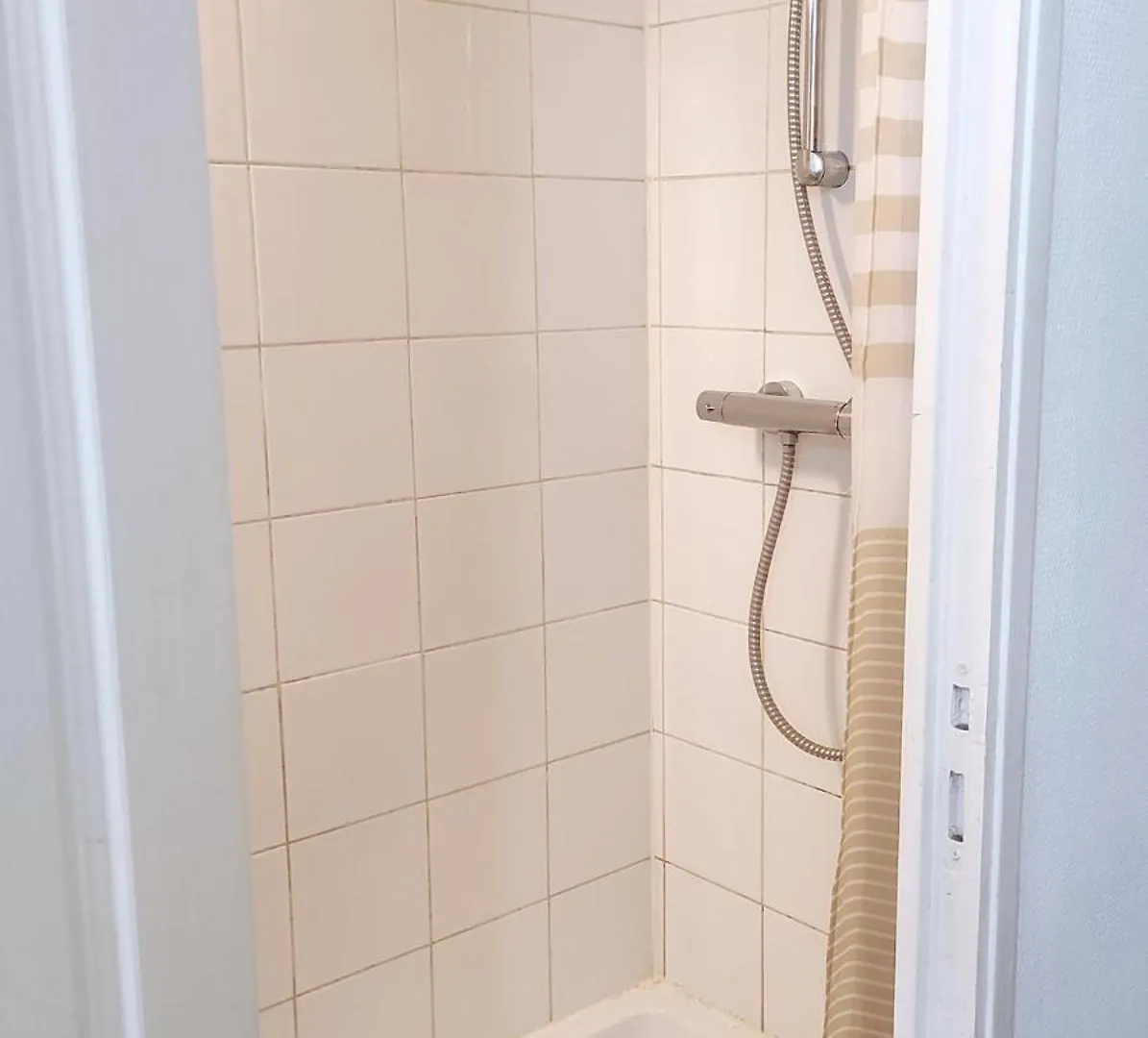 파리 Charming Light Flat In Goncourt 아파트 프랑스