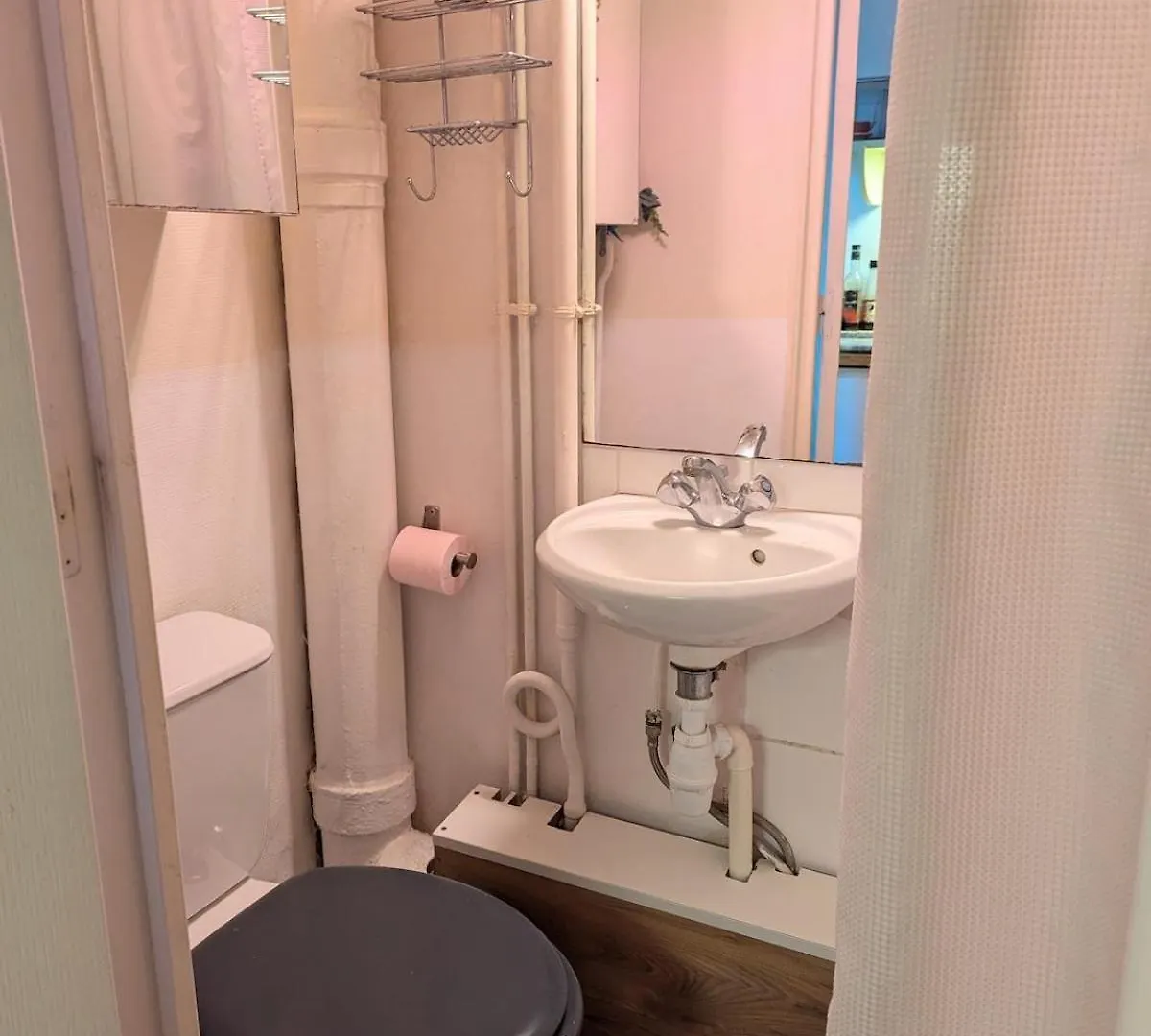 Charming Light Flat In Goncourt Appartement Parijs